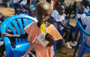 Niu00f1a de Sudu00e1n del Sur en la visita del Papa Francisco. Cru00e9dito: Gianluca Teseo/EWTN 