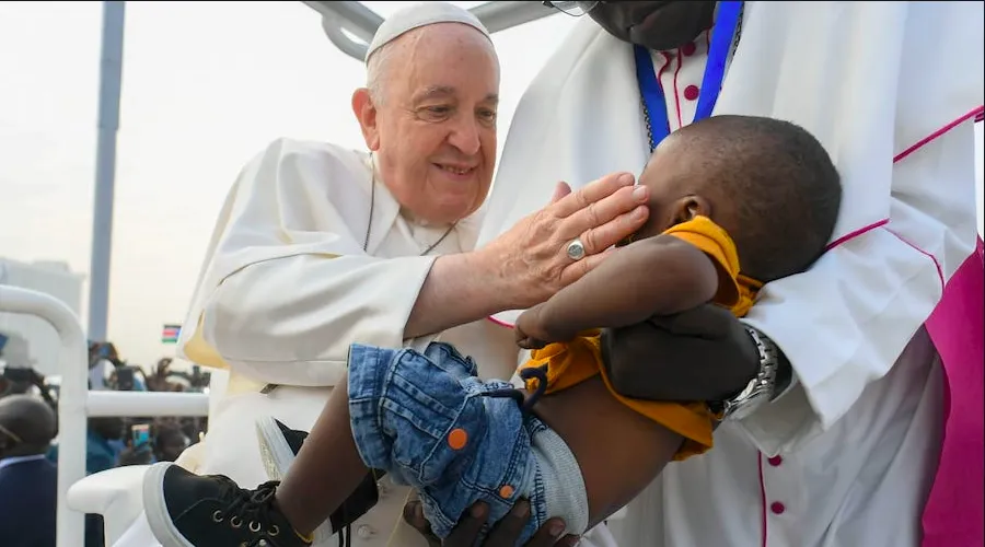 El Papa Francisco saluda a un niño durante su visita a África. Crédito: Vatican Media?w=200&h=150