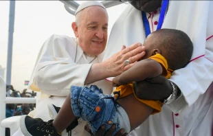 El Papa Francisco saluda a un niu00f1o durante su visita a u00c1frica. Cru00e9dito: Vatican Media 