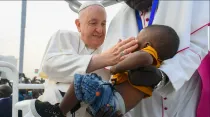 El Papa Francisco saluda a un niño durante su visita a África. Crédito: Vatican Media