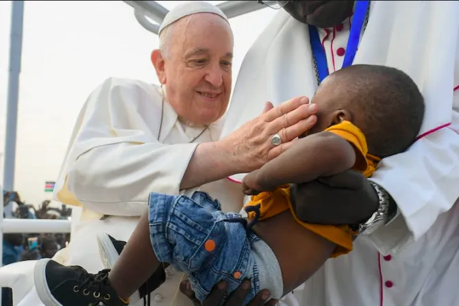 El Papa Francisco pone fin a su viaje en África y regresa a Roma