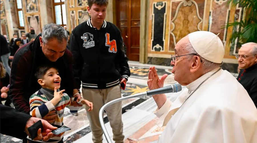 El Papa saluda a familia que se enfrenta a enfermedad rara Crédito: Vatican Media?w=200&h=150