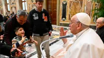 El Papa saluda a familia que se enfrenta a enfermedad rara Crédito: Vatican Media