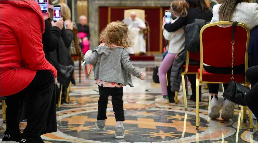Niña pequeña camina hacia el Papa Francisco en la audiencia de este lunes 13 de febrero. Crédito: Vatican Media?w=200&h=150