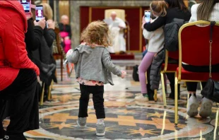 Niu00f1a pequeu00f1a camina hacia el Papa Francisco en la audiencia de este lunes 13 de febrero. Cru00e9dito: Vatican Media 