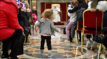 Niña pequeña camina hacia el Papa Francisco en la audiencia de este lunes 13 de febrero. Crédito: Vatican Media
