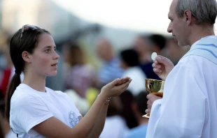 Imagen referencial de fiel recibiendo la Eucaristu00eda. Cru00e9dito: Daniel Ibu00e1u00f1ez/ACI Prensa 