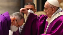 El Papa Francisco impone la ceniza / Imagen referencial. Crédito: Vatican Media