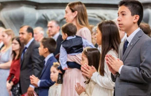 Imagen referencial de una familia en Misa. Cru00e9dito: ACI Prensa 