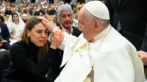 El Papa Francisco saluda a fiel emocionada en la Audiencia General. Crédito: Vatican Media