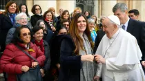 El Papa Francisco saluda a un grupo de mujeres tras la Audiencia General. Crédito: Vatican Media