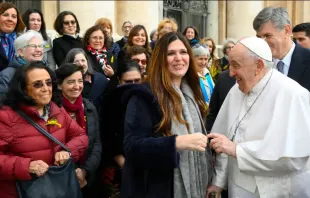 Imagen referencial. Papa Francisco saluda a grupo de mujeres. Foto: Vatican Media 