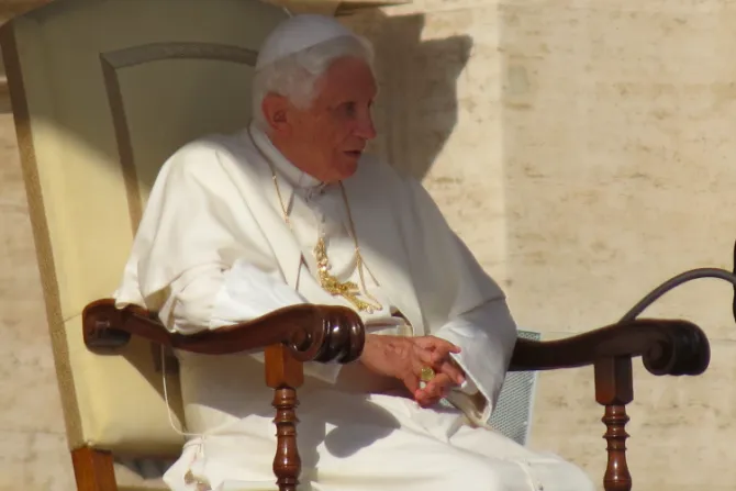 Secretario de Benedicto XVI explica por qué destruyó sus documentos personales