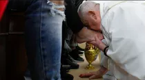 El Papa Francisco lava los pies de los presos. Crédito: Vatican Media