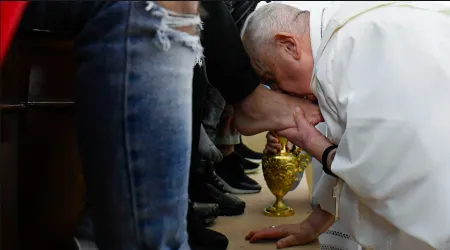 El Papa Francisco lava los pies de 12 presos y recuerda que Jesús no nos abandona nunca