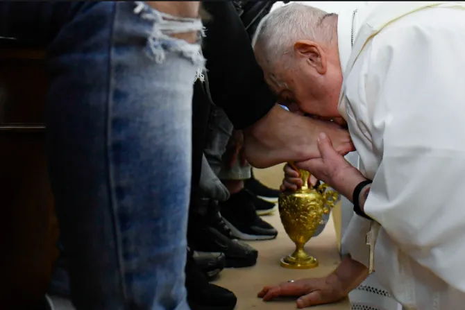 El Papa Francisco lava los pies de 12 presos y recuerda que Jesús no nos abandona nunca