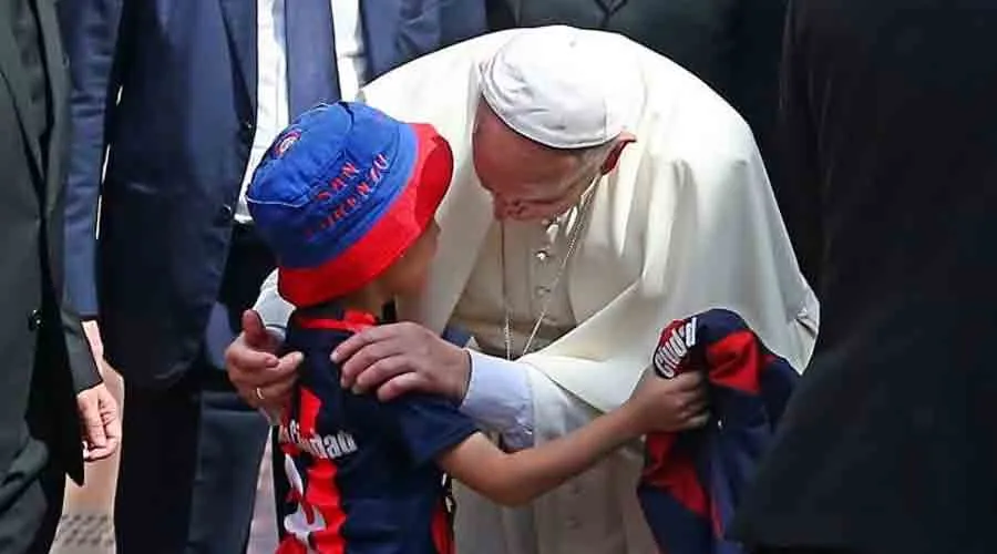 Sebastián García Juanes con el Papa Francisco en Panamá / Gentileza: Gabriel Rodríguez