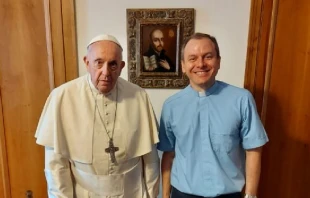 El Papa Francisco junto al P. Daniel Pellizzon. Cru00e9dito: Portal Encamino - Arzobispado de Buenos Aires 