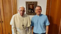 El Papa Francisco junto al P. Daniel Pellizzon. Crédito: Portal Encamino - Arzobispado de Buenos Aires