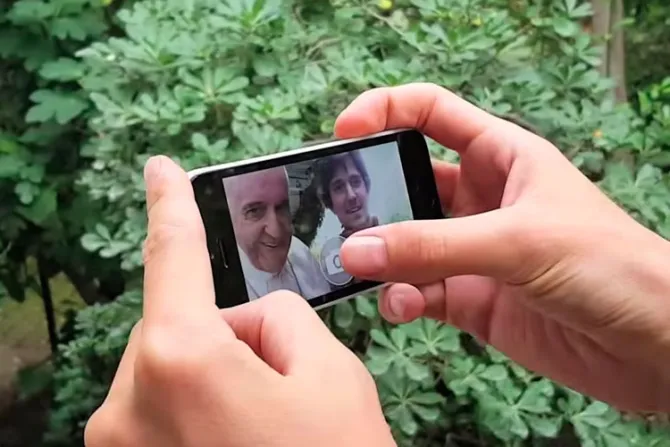 VIDEO May Feelings: Tómate un selfie con el Papa Francisco con tu celular