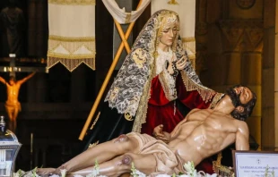 Imagen referencial / La Virgen Maru00eda sostiene el cuerpo de Jesu00fas tras su crucifixiu00f3n. Cru00e9dito: Pixabay / Dominio pu00fablico. 