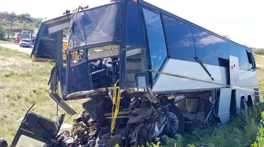 Autobús se estrella en la carretera interestatal a las afueras de Pueblo, en Colorado, el 23 de junio de 2019 / Crédito: Cortesía de la Patrulla Estatal de Colorado