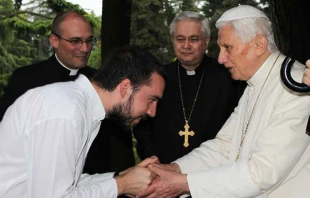 Uno de los seminaristas saluda a Benedicto XVI en el encuentro del 16 de junio. Foto diu00f3cesis de Faenza-Modigliana 