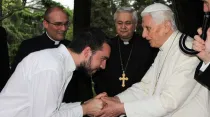 Uno de los seminaristas saluda a Benedicto XVI en el encuentro del 16 de junio. Foto diócesis de Faenza-Modigliana