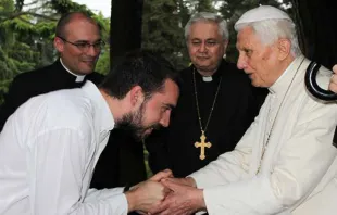 Uno de los seminaristas saluda a Benedicto XVI en el encuentro del 16 de junio. Foto diócesis de Faenza-Modigliana 