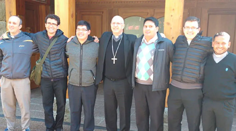 Seminaristas con Mons. Santiago Olivera. Crédito: Obispado Castrense de Argentina.