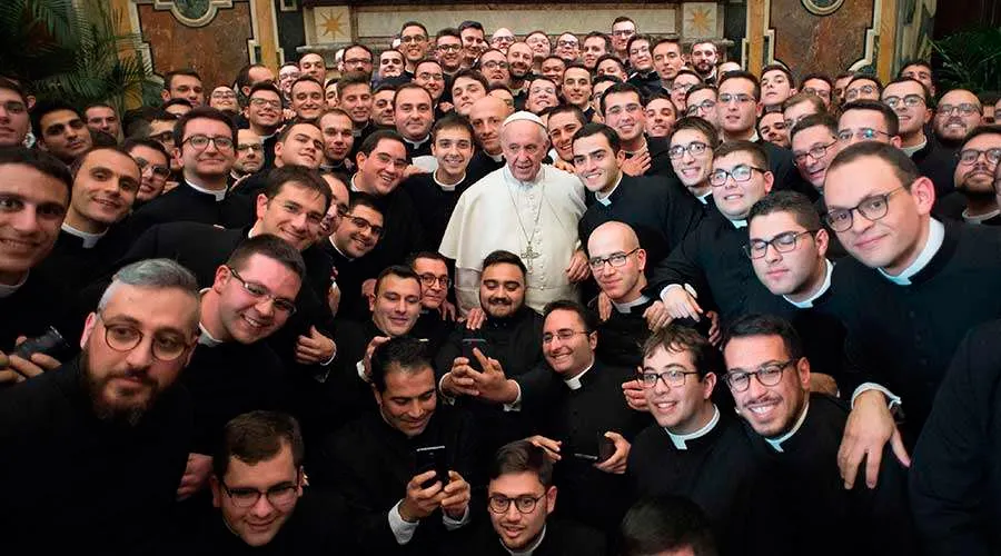 Seminaristas con el Papa Francisco en el Vaticano. Crédito: Vatican Media