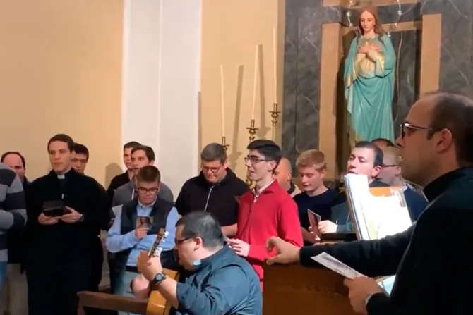 VIRAL: Seminaristas españoles honran a la Virgen en mayo con canciones populares  