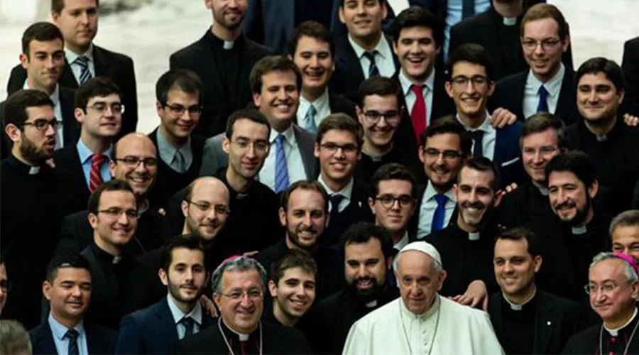 Papa Francisco con algunos de la delegación del Seminario Mayor de la Diócesis de Getafe en el Vaticano. Foto:Daniel Ibañez / ACI Prensa ?w=200&h=150