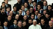 Papa Francisco con algunos de la delegación del Seminario Mayor de la Diócesis de Getafe en el Vaticano. Foto:Daniel Ibañez / ACI Prensa 