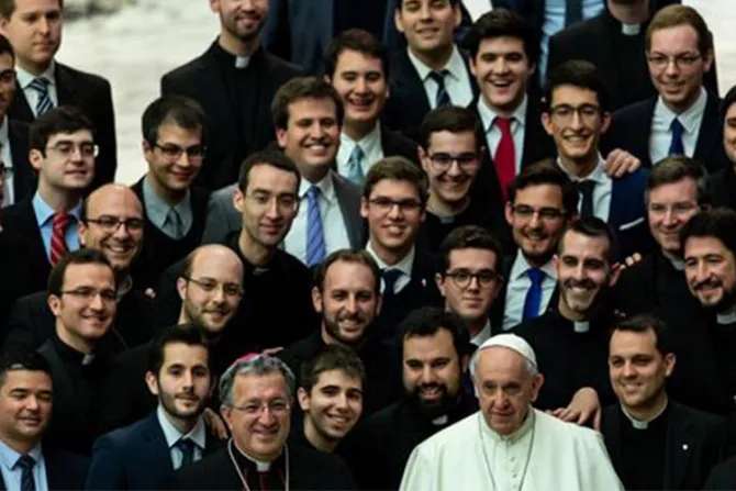 Papa Francisco a seminaristas: “Sigan adelante y nunca dejen la oración”