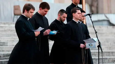 Arzobispo francés ordena a seminaristas y diáconos dejar de usar sotana