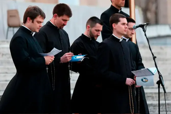 Arzobispo francés ordena a seminaristas y diáconos dejar de usar sotana