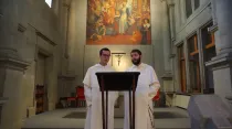 Captura de video de Youtube de seminaristas cantando Crédito: Youtube - Op Chant