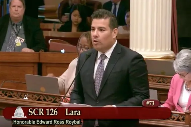 Senador gay latino promueve ley contra minorías en Estados Unidos