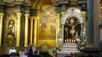 Altar e imagen original del Señor de los Milagros en iglesia de las Nazarenas, junto a réplica en andas para procesión. Crédito: David Ramos / ACI Prensa.