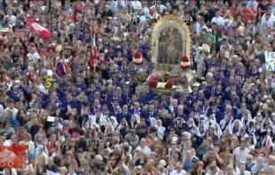 Peruanos vestidos con el hu00e1bito morado y el anda del Seu00f1or de los Milagros, este 23 de octubre en la Plaza de San Pedri. Cru00e9dito: Captura de video / Vatican Media. 