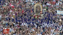 Peruanos vestidos con el hábito morado y el anda del Señor de los Milagros, este 23 de octubre en la Plaza de San Pedri. Crédito: Captura de video / Vatican Media.