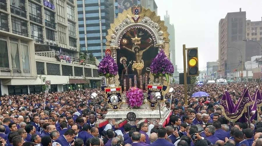 Multitudinaria procesión del Señor de los Milagros en calles de Lima, Perú. Crédito: David Ramos / ACI Prensa.?w=200&h=150
