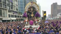 Multitudinaria procesión del Señor de los Milagros en calles de Lima, Perú. Crédito: David Ramos / ACI Prensa.