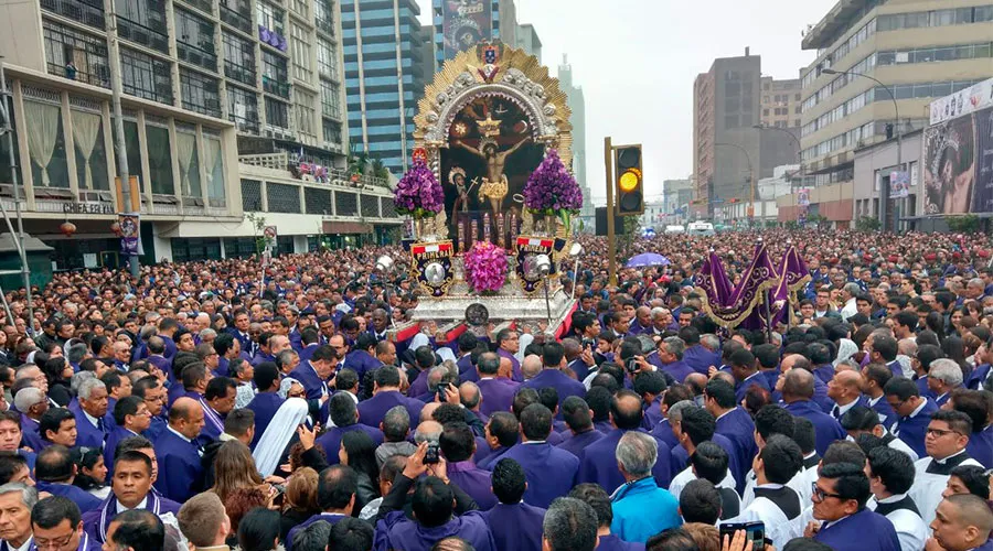 Multitud congregada alrededor del anda del Señor de los Milagros, el 18 de octubre de 2017. Foto: David Ramos / ACI Prensa.?w=200&h=150