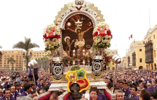 La procesiu00f3n del Seu00f1or de los Milagros en la Plaza Mayor de Lima. Cru00e9dito: ANDINA / Archivo 