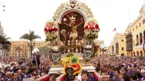 La procesión del Señor de los Milagros en la Plaza Mayor de Lima. Crédito: ANDINA / Archivo