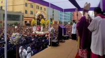 Cardenal Juan Luis Cipriani frente a procesión del Señor de los Milagros. Foto: Arzobispado de Lima.