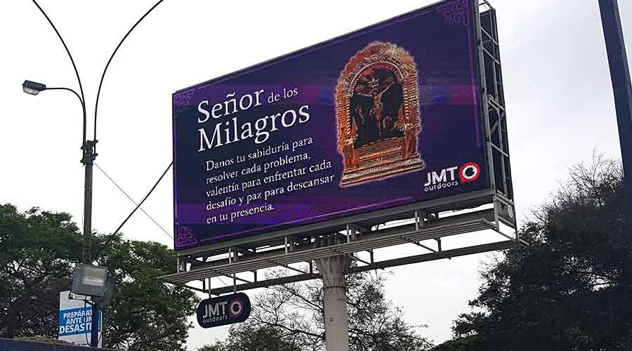 Panel de JMT Outdoors con imagen del Señor de los Milagros en Lima. Foto: David Ramos / ACI Prensa.