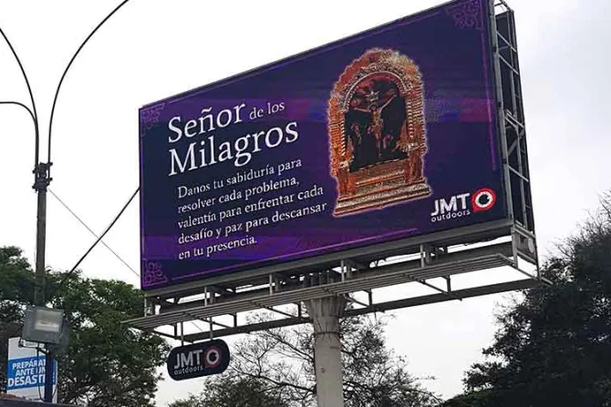 Empresa de publicidad rinde homenaje al Señor de los Milagros en anuncios en todo el Perú